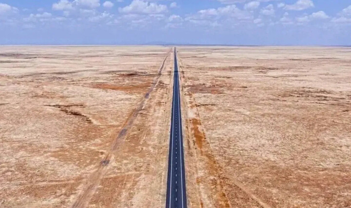 Đường siêu thẳng dài nhất thế giới xuyên qua sa mạc