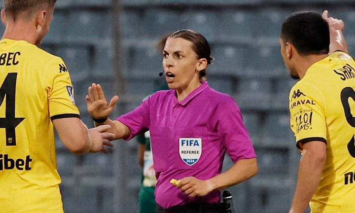 Nữ trọng tài bị cầu thủ đuổi đánh, phải nhờ cảnh sát hộ tống thoát thân