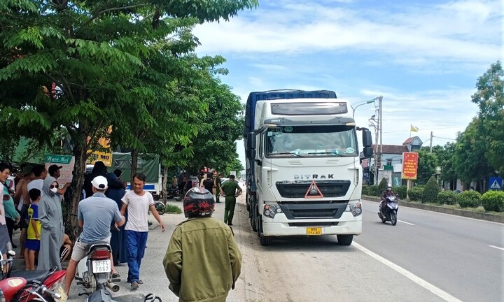 Phát hiện tài xế chết trong cabin xe đầu kéo ở Hà Tĩnh