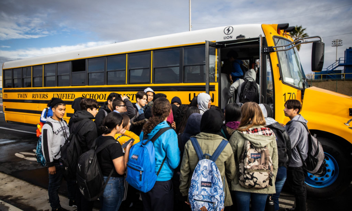 Thay thế xe bus trường học chạy diesel bằng bus điện giúp tiết kiệm hơn 2 tỷ/xe