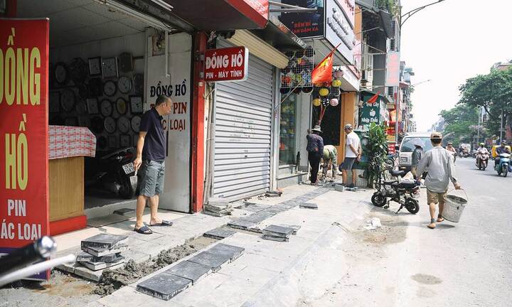 Vì sao vỉa hè ở Hà Nội đang đẹp lại bị cày xới, đục nát?
