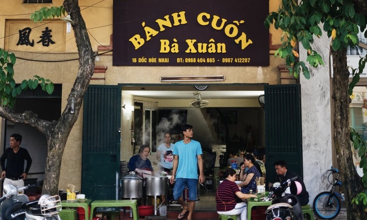 Quán bánh cuốn gia truyền 40 năm luôn đông khách ở Hà Nội, được Michelin đề xuất