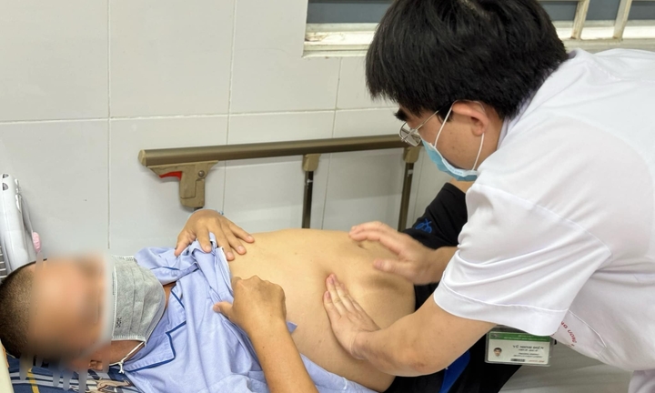 Nghiện ăn rau sống, người đàn ông bị sán lá gan bám chặt