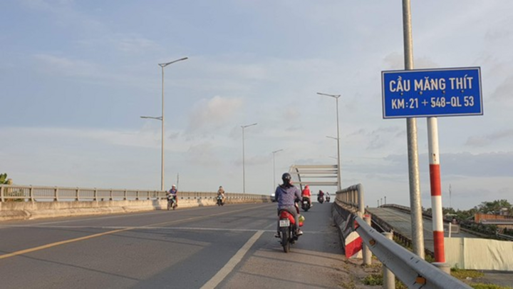 Tàu chở gần 1.000 tấn đá đâm hỏng dầm cầu nối Vĩnh Long và Trà Vinh