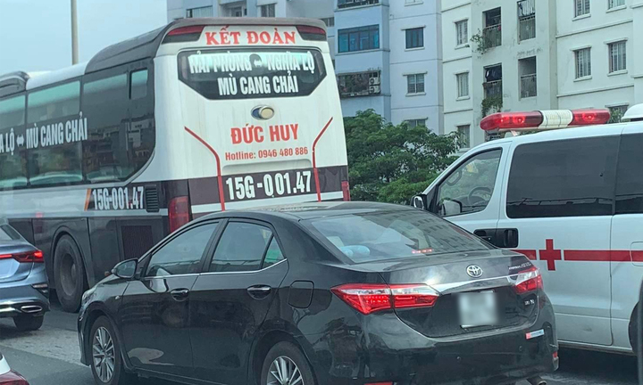 Phạt 5 triệu đồng tài xế ô tô khách chặn đầu xe cứu thương trên Vành đai 3