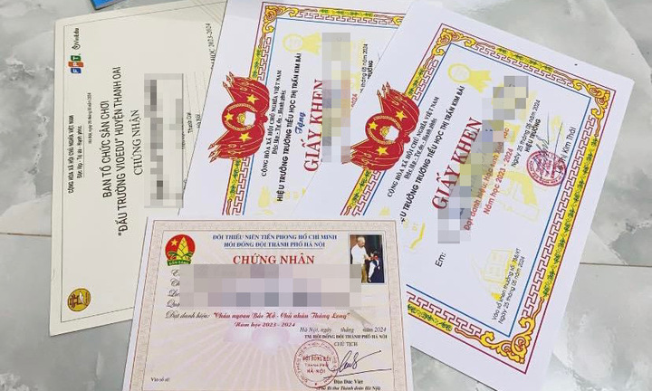 Bố mẹ cuồng khoe thành tích lên mạng xã hội, con xấu hổ, sợ bị bạn cô lập