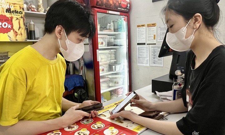 Quán bánh bao đặc biệt, khách và nhân viên giao tiếp bằng điện thoại