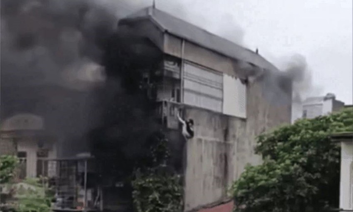 Cháy nhà trọ 3 tầng ở Hà Nội, nhiều người hoảng loạn thoát thân