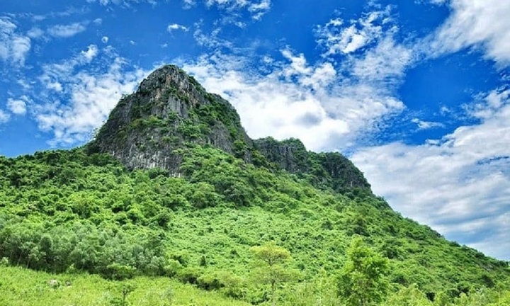 Núi Thần Đinh giữa lòng Quảng Bình