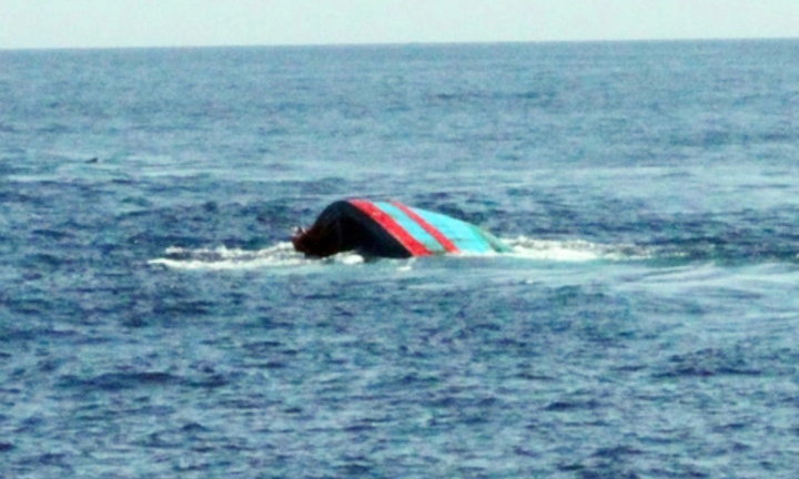 Tìm kiếm 3 người mất tích trên vùng biển Cát Bà