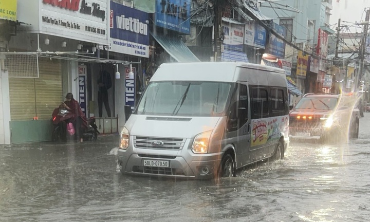 TP.HCM mưa trắng trời, chợ Thủ Đức lại ngập nặng