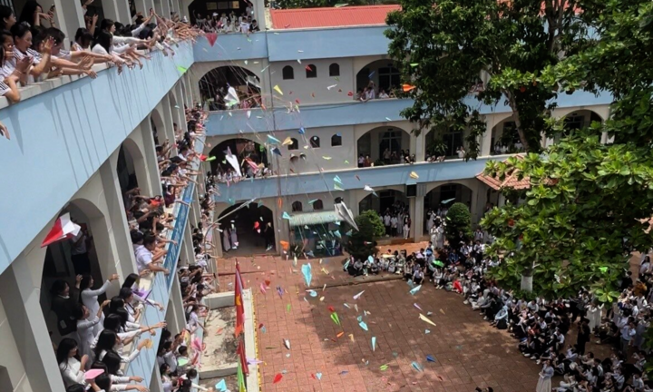 Đẹp ngỡ ngàng khoảnh khắc hàng trăm máy bay giấy khắp sân trường ngày tổng kết