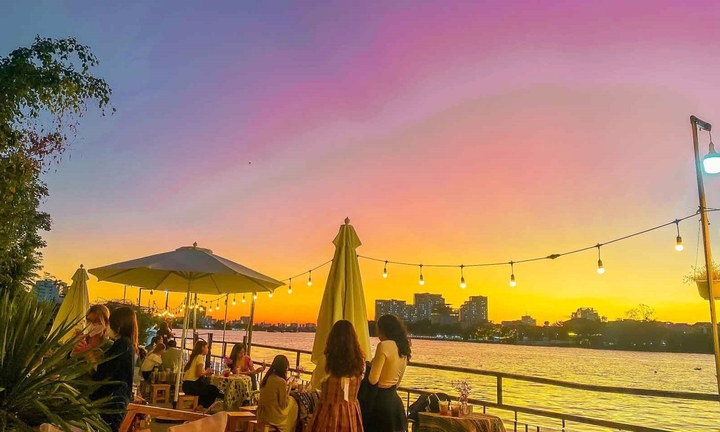 Quán cà phê bờ sông view đẹp, đồ uống ngon ở TP.HCM