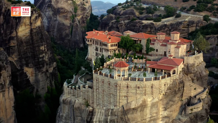 Kinh ngạc tu viện cổ nằm cheo leo trên vách đá 