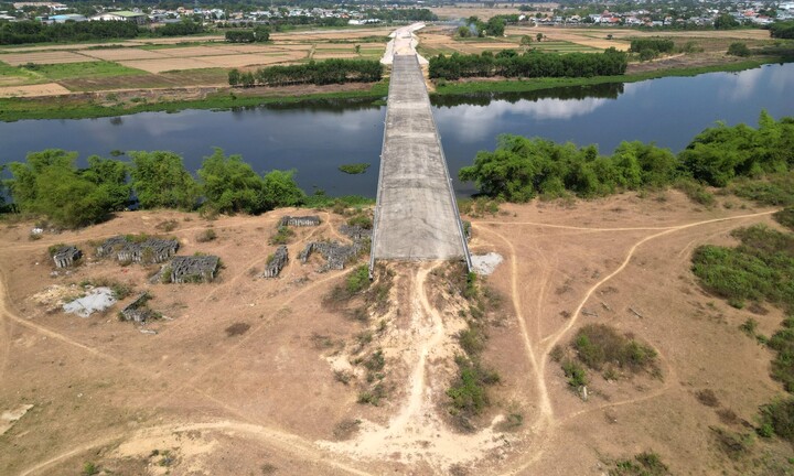 Cầu trăm tỷ đồng ở Quảng Nam 'đắp chiếu' cả năm trời để chờ đường dẫn