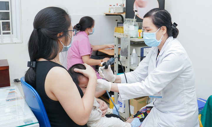 Bé trai 2 tuổi chảy mủ, viêm xương chũm tai do người lớn chủ quan