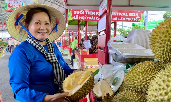 Sầu riêng, vải thiều, bơ khổng lồ... rẻ bất ngờ, khách tấp nập 'mua sập sàn'