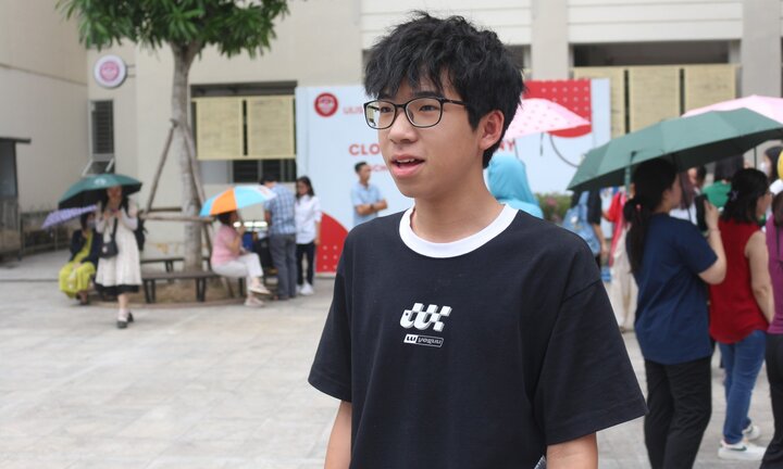 Vừa ra khỏi phòng thi chuyên Ngoại ngữ, nam sinh gọi mẹ báo 'con đỗ rồi'