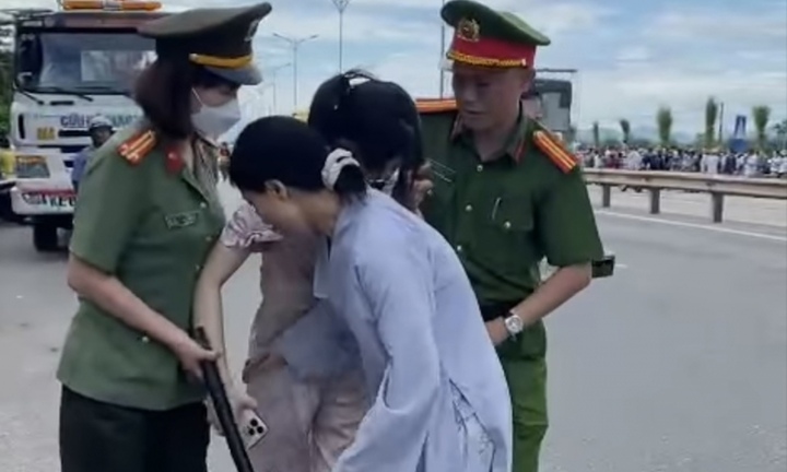 Cô gái trẻ ngất xỉu khi đi cùng đám đông theo ông Thích Minh Tuệ