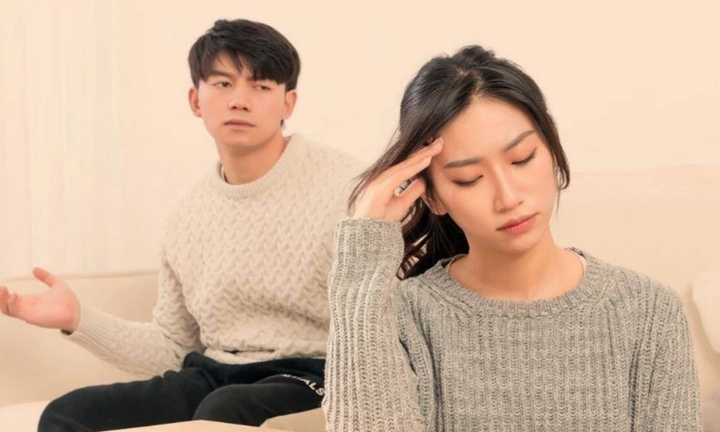 Chồng bỗng nhiên tặng túi hiệu khiến tôi phát hiện anh ngoại tình