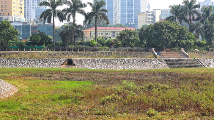 Hà Nội mưa liên tục, hồ Trung Văn vẫn 'khát' nước 