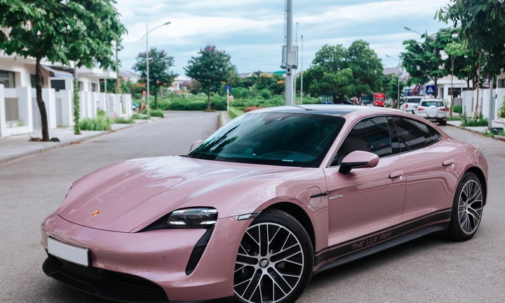 9X Hà Nội chi hơn 2 tỷ cho loạt trang bị 'xịn xò' trên Porsche Taycan màu hồng