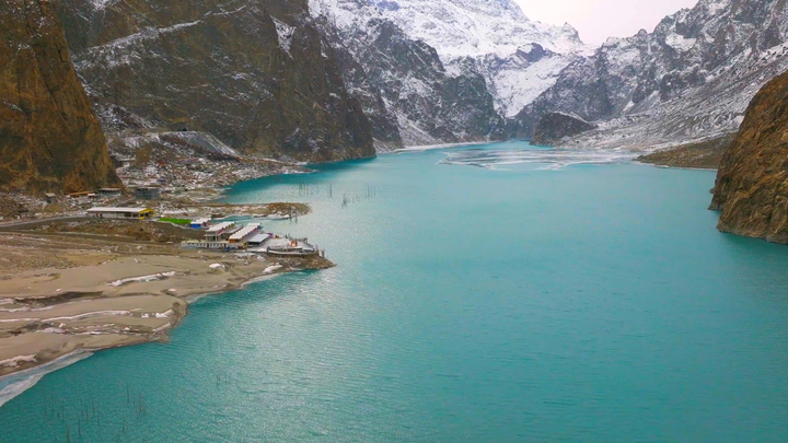 Chiêm ngưỡng hồ nước xanh biếc hình thành từ động đất ở Pakistan