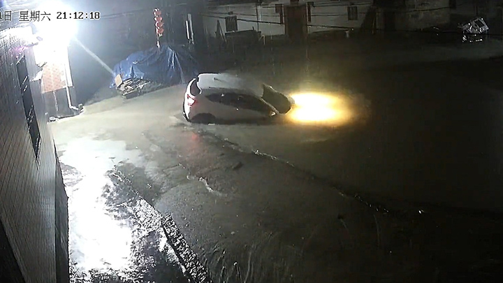 Nhầm đoạn đường ngập nước, tài xế lao ô tô xuống ao