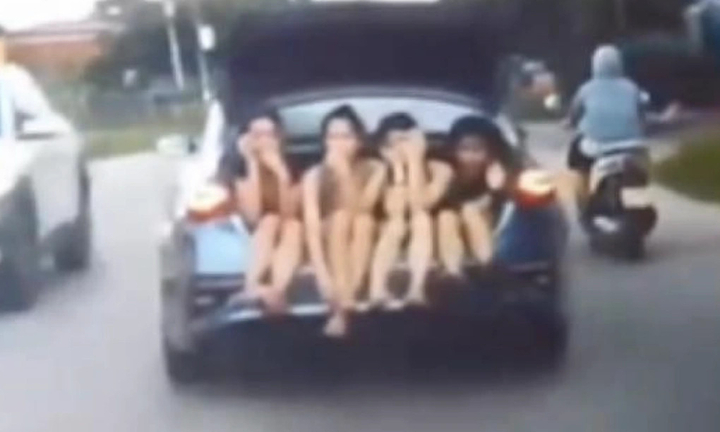 Chở 4 cô gái ở cốp ô tô, tài xế bị tước giấy phép lái xe