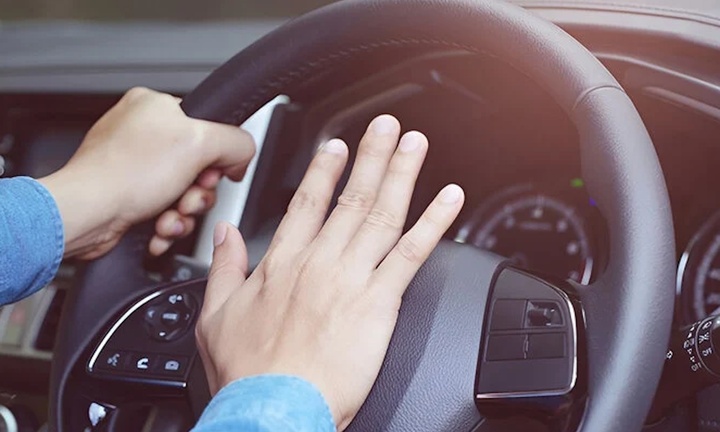 Bấm còi sai cách bị phạt bao nhiêu tiền?