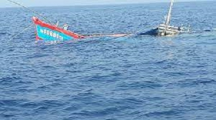 Gió lốc khiến tàu cá chìm ở Hoàng Sa, 4 ngư dân may mắn thoát chết