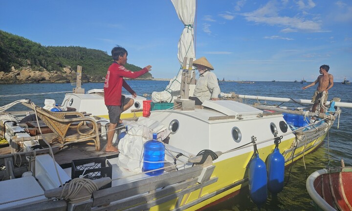 Ngư dân Quảng Ngãi cứu nhà thám hiểm 75 tuổi người Mỹ trôi dạt trên biển