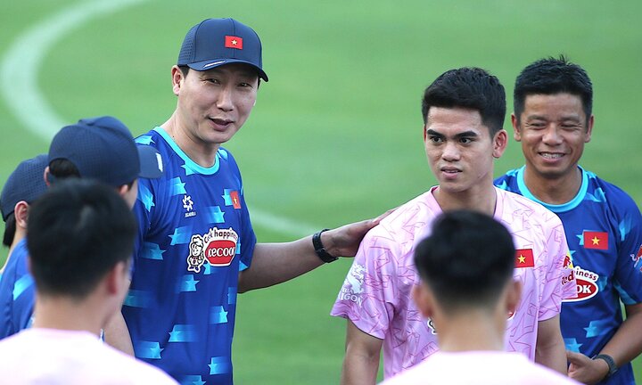 Vì sao HLV Kim Sang-sik không loại cầu thủ nào của tuyển Việt Nam?