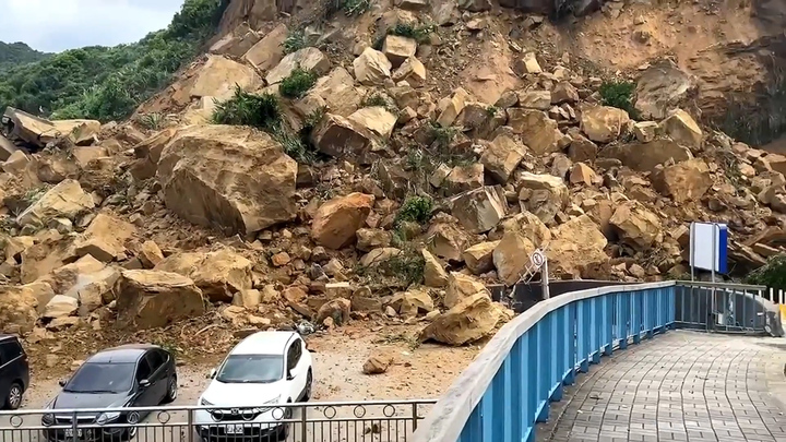 Kinh hoàng lở đất nhấn chìm hàng loạt ô tô