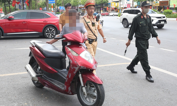 Hai tuần ra quân, 5 tổ công tác đặc biệt phạt gần 1.500 trường hợp, giữ 459 xe