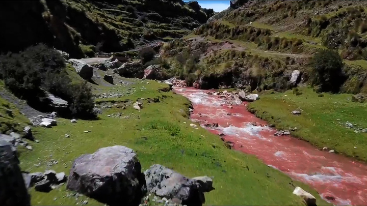 Dòng sông kỳ lạ nước đỏ như máu kéo dài 5km