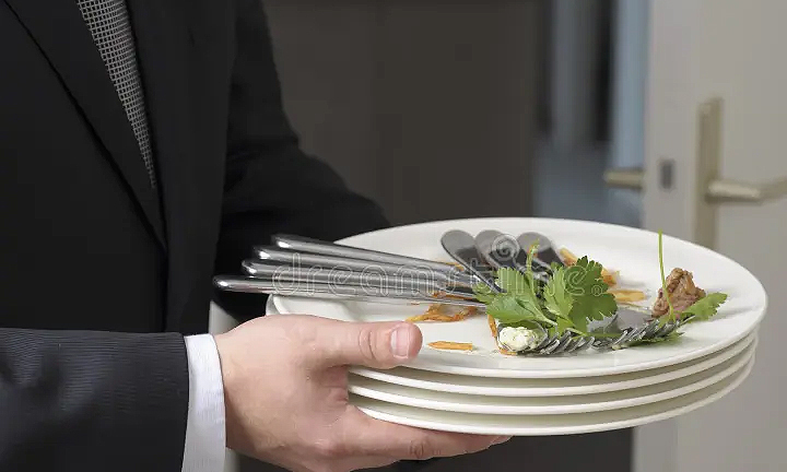 Tại sao nhân viên nhà hàng buffet liên tục dọn đĩa ăn?