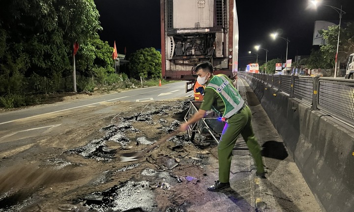 Công an Quảng Bình xúc cát ngăn dầu loang trên quốc lộ