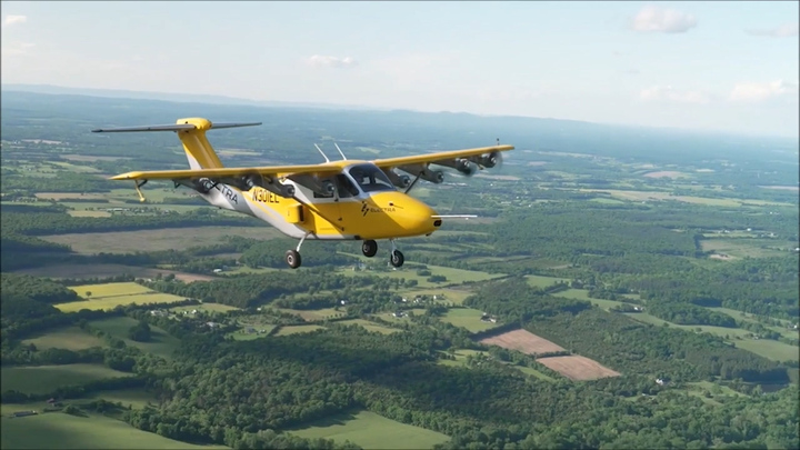 Máy bay điện cất cánh trên đường băng siêu ngắn