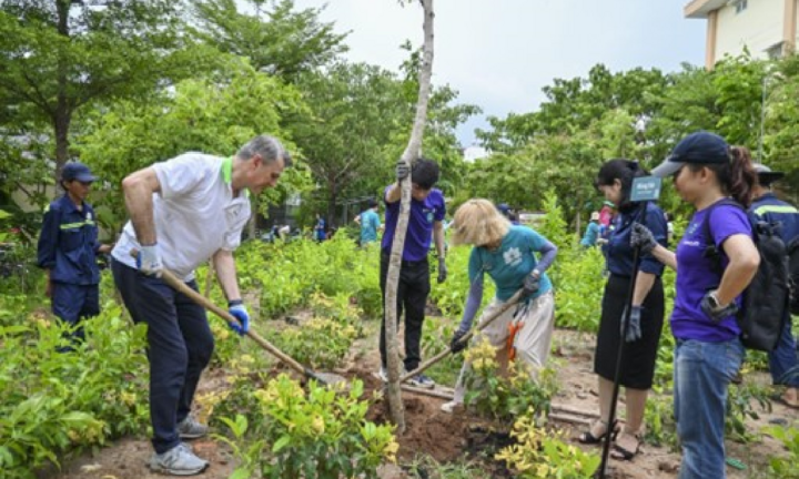 Sanofi Việt Nam hợp tác mở rộng mảng xanh cho TP.HCM