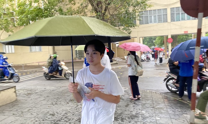 Thí sinh đội mưa, tranh suất vào lớp 10 chuyên tỷ lệ 'chọi' cao nhất Hà Nội