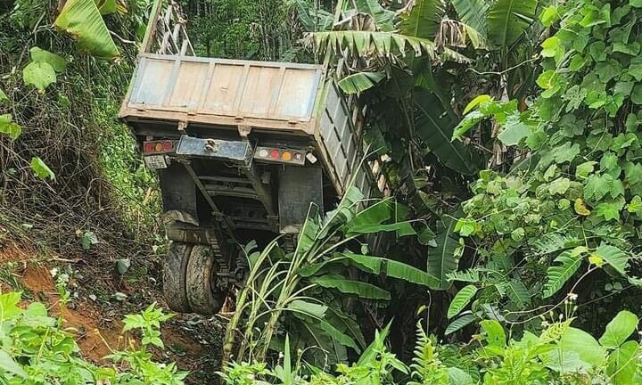 Xe tải chở keo lao xuống vực ở Quảng Nam, 2 người tử vong