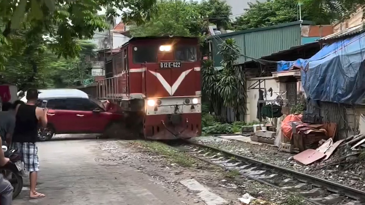 Tàu hỏa tông văng ô tô đỗ cạnh đường ray