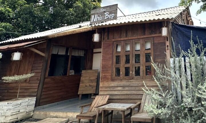 Ngồi uống cà phê, một giáo viên bị tấm bê tông rơi trúng người tử vong