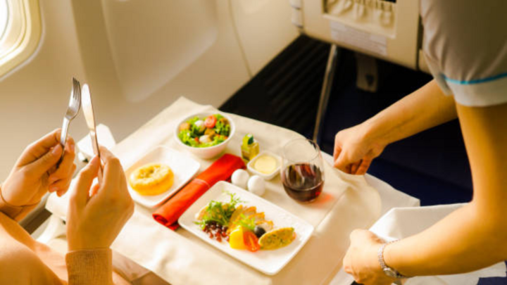 Những thực phẩm nên ăn và nên tránh khi đi máy bay