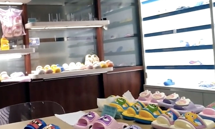 Phát hiện hàng loạt dép nhựa độc gây dậy thì sớm, dư luận Trung Quốc rúng động