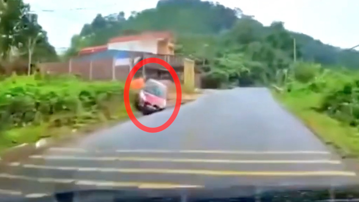 Tài xế vào cua mất kiểm soát, ô tô lao khỏi mặt đường xoay 180 độ