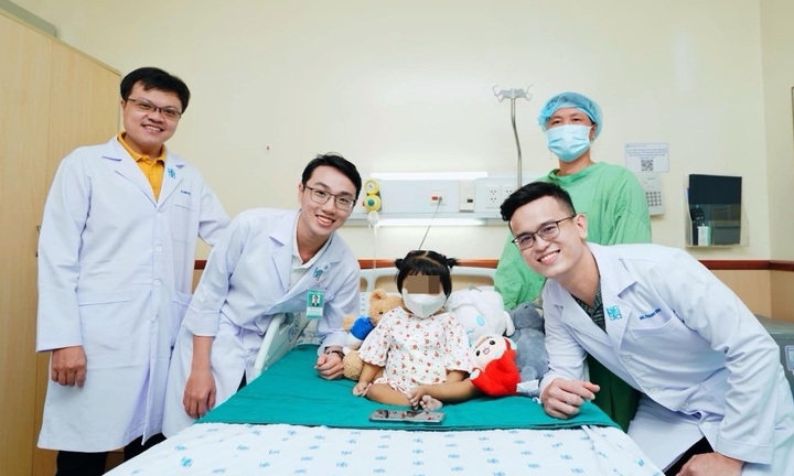 Cô ruột hiến gan cứu cháu gái 22 tháng tuổi