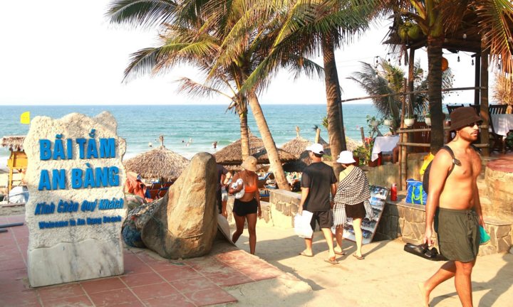 Đang tắm biển ở Quảng Nam, du khách nước ngoài bị đột quỵ tử vong