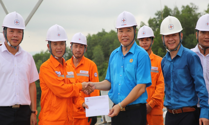 EVNNPC tiếp sức cho người lao động trên công trường đường dây 500kV mạch 3 